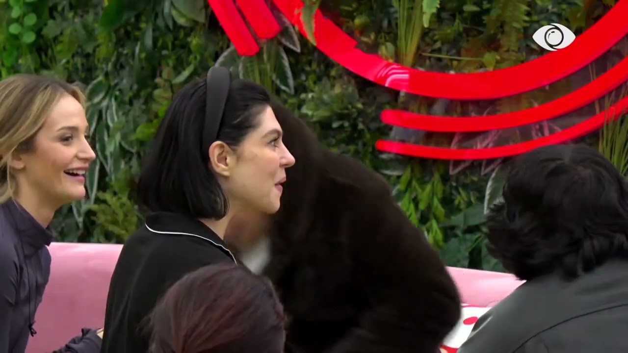 Momente gazmore/ Banorët luajnë “gjej këngën”, tinguj muzikor dhe brohorima në shtëpi