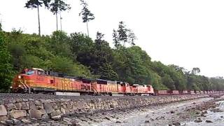 preview picture of video 'Mukilteo, WA  USA    low-tide beach, BNKF train honks at sister waving'