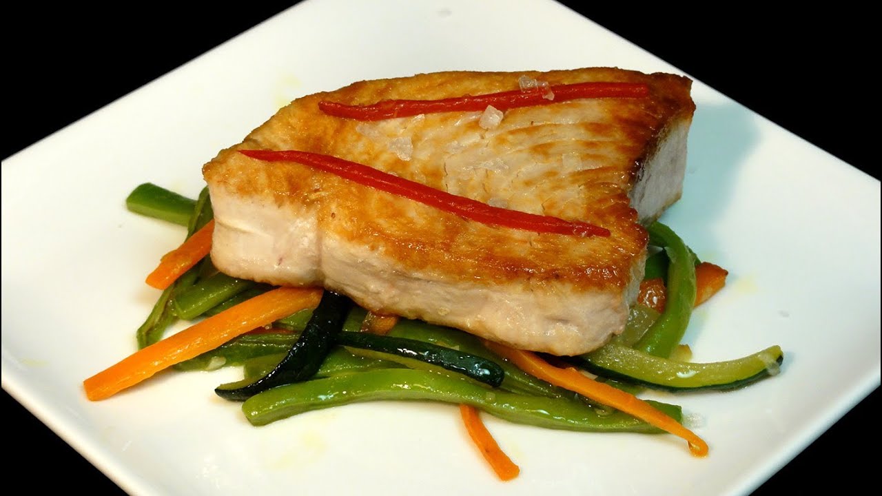 Bonito a la plancha con verduras salteadas