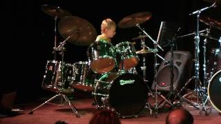 preview picture of video 'Drumnight 2007 Fred Lankamp 6 year old drummer Tristan Bouwhuis Playing Boulevard of Broken'