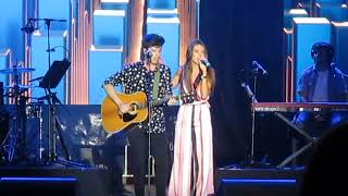 Roi Méndez y Ana Guerra cantan &quot;There&#39;s nothing holdin&#39; me back &quot;.