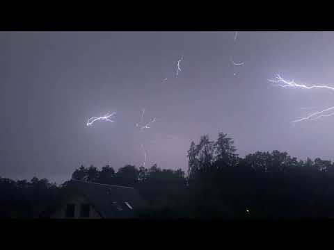 Positiver Blitzeinschlag Unwetter Berlin 15.08.23 - Wilder Hausrüttler mit heftigem Donner Gewitter
