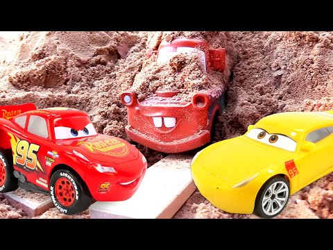 Rayo McQueen y Cruz Ramírez sacan a Mater de la arena. Juegos con coches. Pistas de carreras