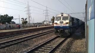 preview picture of video 'WDP4D 40193 ET 11061DN LTT-DARBHANGA EXP OVERTAKES WDP4B 40062 ET HAULED 11059DN LTT-CHAPRA EXP.'