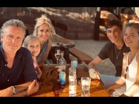 WENDY VAN DIJK OMARMT NIEUWE SCHOONDOCHTER TIJDENS GEZINSVAKANTIE