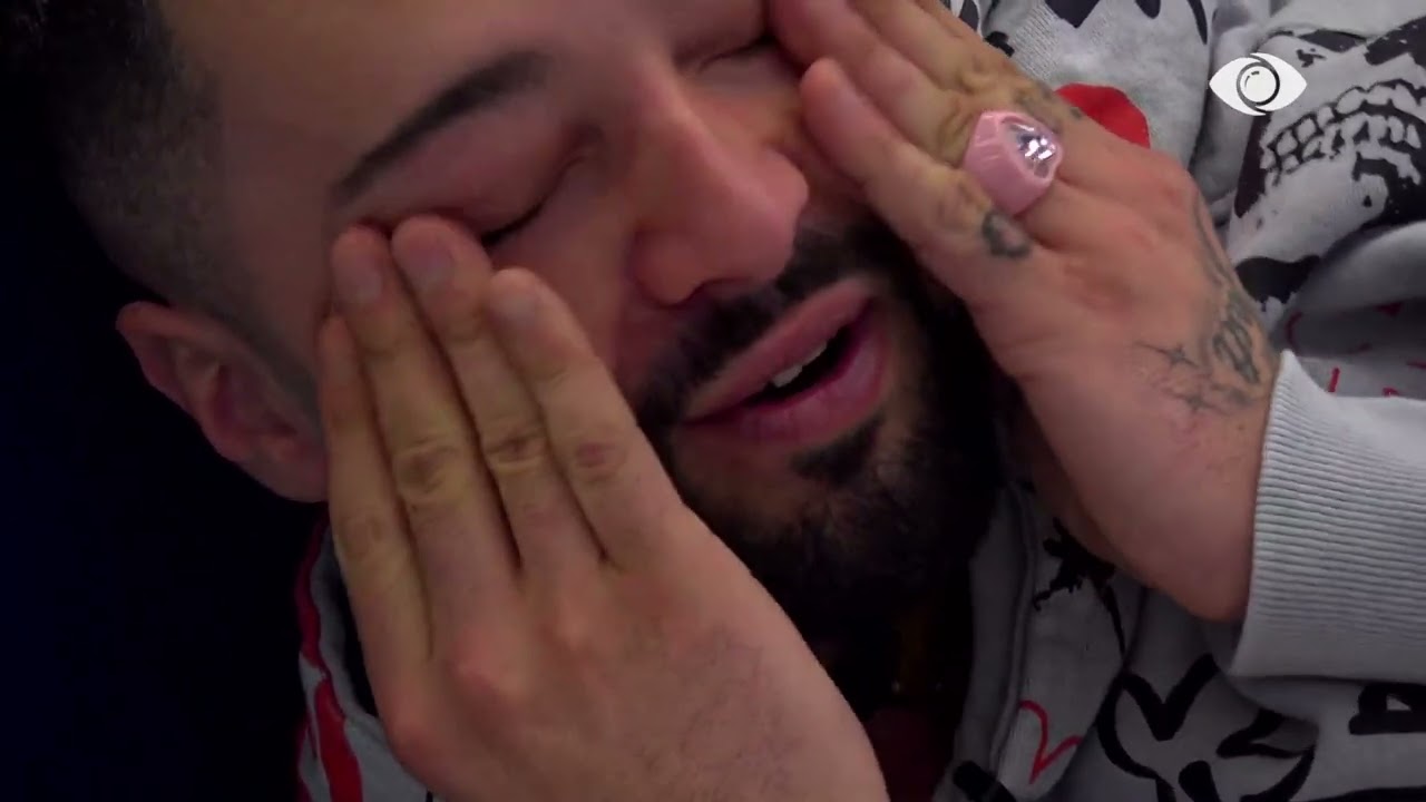 Gjesti përlotet gjatë kohës që shkruan letrën e dashurisë: Nuk mundem më…