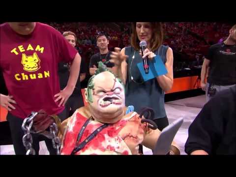 Pudge-cosplayer pupps out as Dendi at the TI5 All Star Match