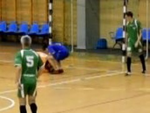 Spēlētājs rupji nospēlē pret vārtsargu (Zvejnieks - LJK)