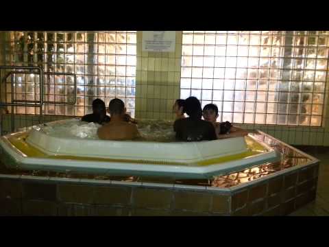 Flyktingar i tivolibadet