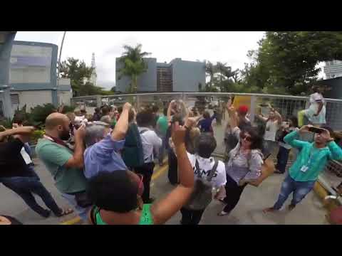 Manifestantes protestam contra condução de professores da UFMG na sede da PF