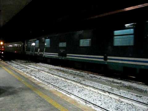Arrivo Exp 1910 Napoli-Milano a Roma Termini con 2 bagagliai