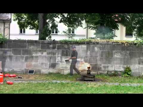 Fettbrand - 0,5 Liter Fett werden einmal richtig und einmal falsch gelöscht !