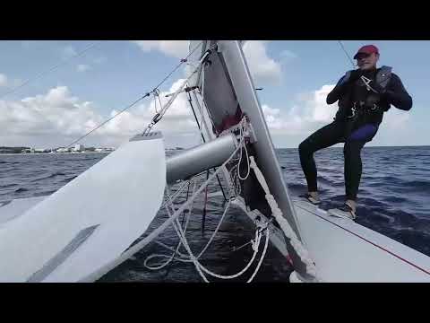 Topcat K4x, Grömitz 2025, Wind 7 kn, in Böen von 17 kn (!), Aufrichten aus der durchgekenterten Lage