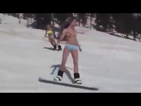 Спуск на лыжах в купальниках Girls Bikini