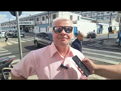 Após colisão, carro sobe na calçada e prensa mulher em parede no Centro