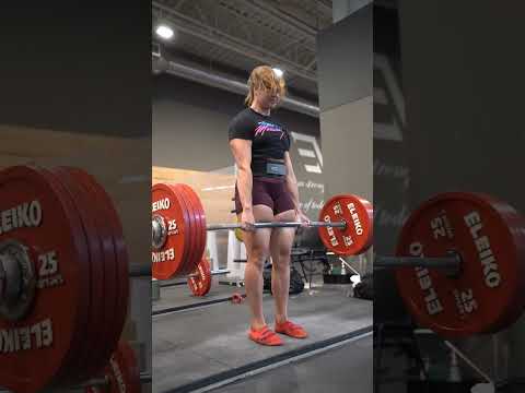 Jess Buettner deadlifting