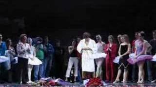 Video thumbnail for Julio Bocca saluda tras su último Lago de los Cisnes