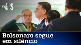 Bolsonaro participa de outro evento militar e permanece calado
