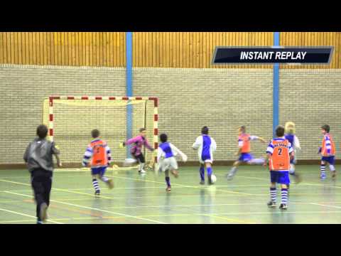 DSVP kerstzaaltoernooi 2013 - Oliveo F1 in actie tegen DHL F1 DSVP F1 en Oliveo F2