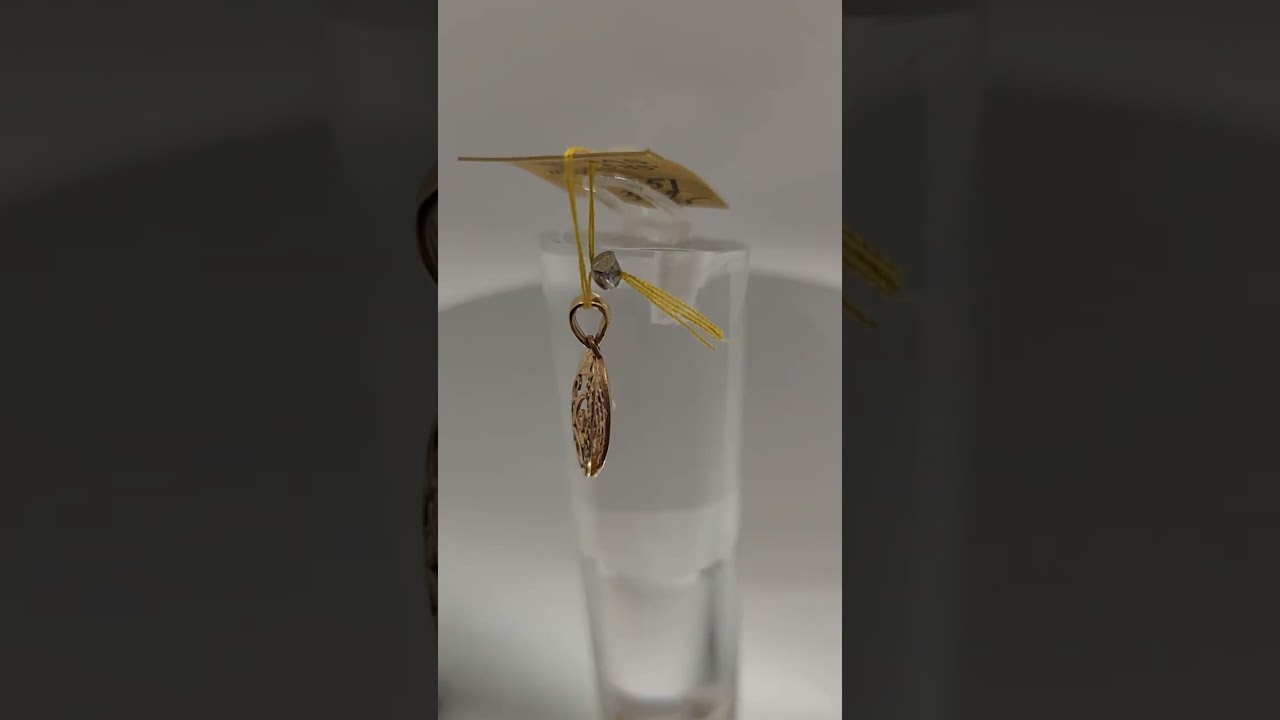 Auksinis ovalus pakabukas su ornamentu Auksinis ovalus pakabukas su ornamentu
