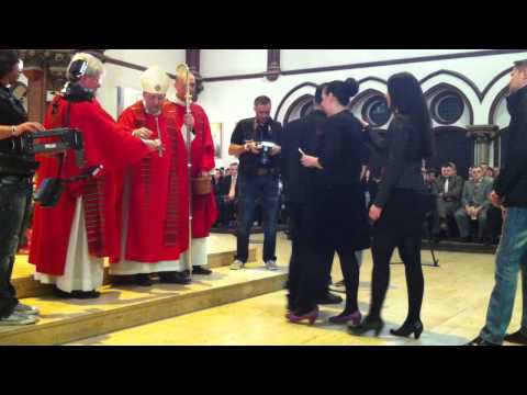 Krizma u Berlinu 2012  2 dio    Biskup Wolfgang Ipolt s mladima HKM