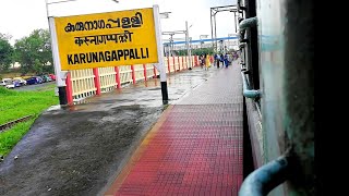 preview picture of video 'INDIAN RAILWAYS: Sabari Express Arriving Karunagappalli in Rain'