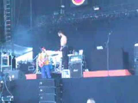 Bloodhound gang Pinkpop 2006 - Jared pisses on Jimmy Pop