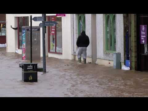 Top Channel/ Tenton uljen në pistë, avionin e merr era: momente tmerri në bord!