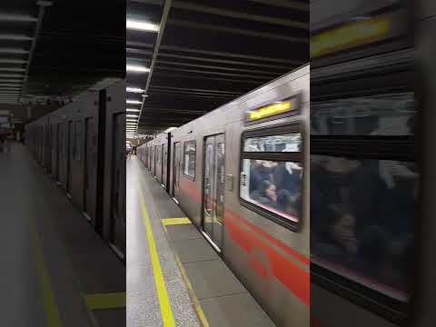 Metro de Santiago Línea 2 (NS16) saliendo de Estación San Miguel