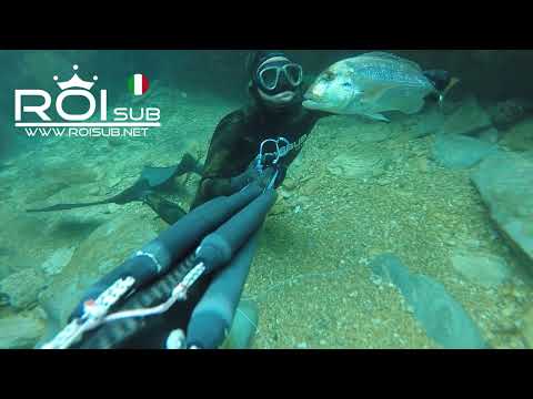 L'arte dei tiri subacquei: pescatore e Michelangelo in perfetta armonia