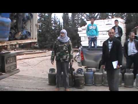 عملية توزيع الغاز للمدنيين على أهالي مدينة رأس العين من قبل كتيبة غرباء الشام