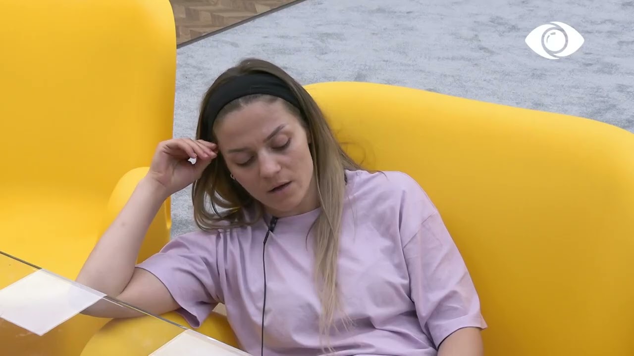 Shpati dhe Nita bisedojnë dhe këndojnë bashkë