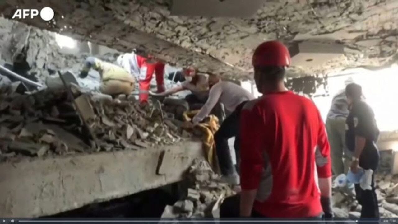 Iran, attacchi israeliani su Teheran: colonne di fumo e macerie