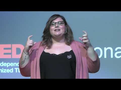 Las primeras señales de la violencia de género | Marina Marroquí | TEDxTarragona