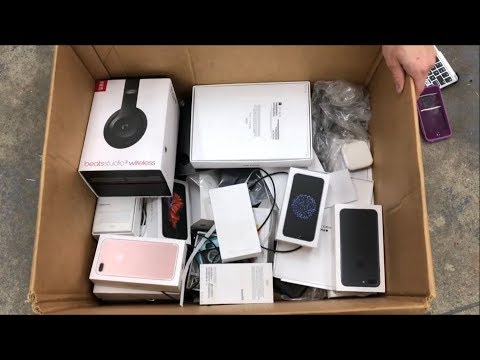 APPLE STORE DUMPSTER DIVING JACKPOT!! FOUND iPHONES!! BIGGEST APPLE STORE DUMPSTER DIVING JACKPOT!! Video