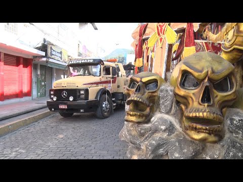 Movimentação de carros alegóricos das escolas do Grupo A provoca tumulto no trânsito em Friburgo