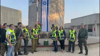 נר ראשון של חנוכה בקיבוץ בארי (עדכוני משרד הביטחון) - התמונה מוצגת ישירות מתוך אתר האינטרנט יוטיוב. זכויות היוצרים בתמונה שייכות ליוצרה. קישור קרדיט למקור התוכן נמצא בתוך דף הסרטון