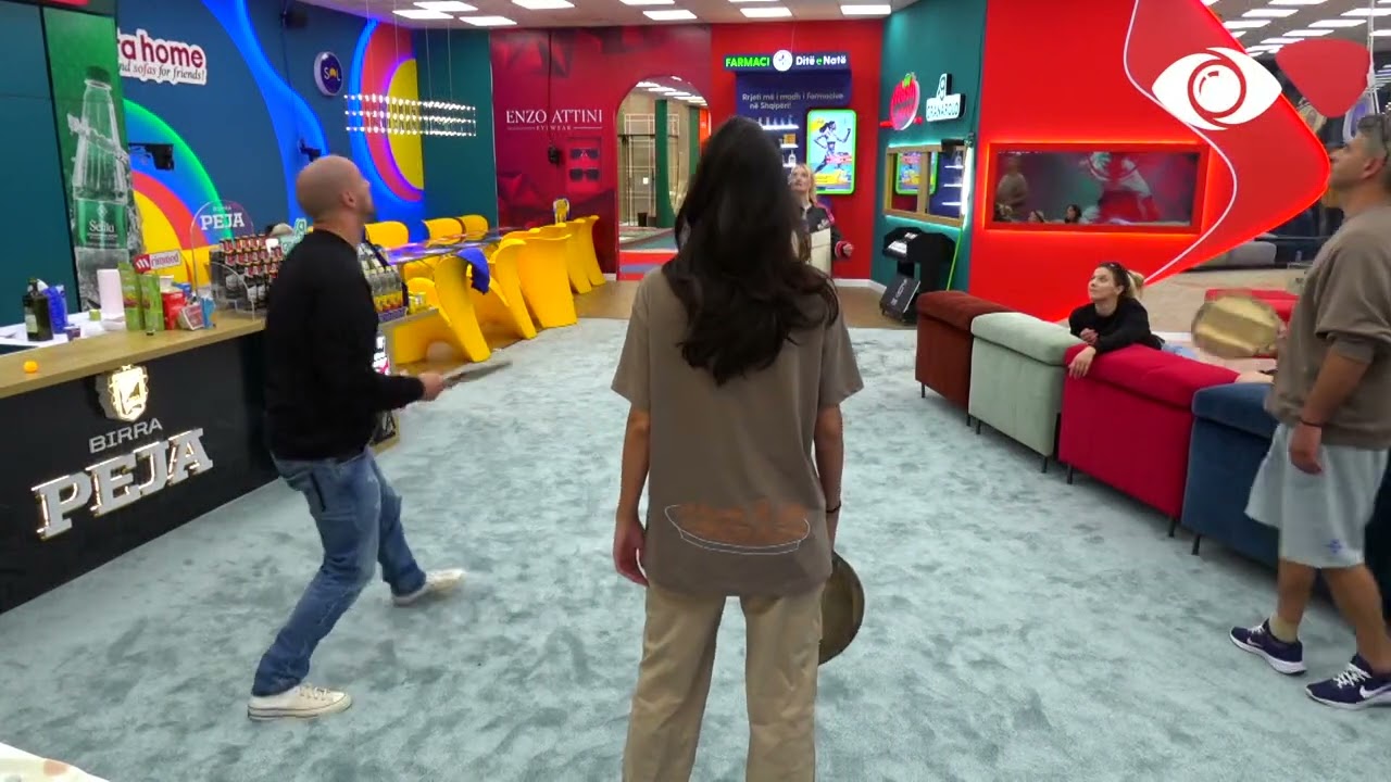 Banorët luajnë ping pong në kuzhinë