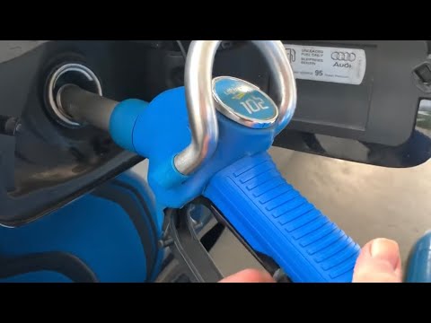 Filling a car with fuel (petrol) Filling the Audi A3/S3 Sportback with Super Ultimate 102 Instruc...