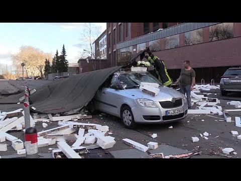 فيديو نجاة سائق من حطام مبنى سقط على سيارته بسبب عاصفة في ألمانيا…