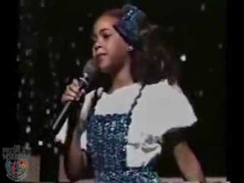 Beyonce' Performs The Wiz' At Age 7 (Rare Footage) thumnail