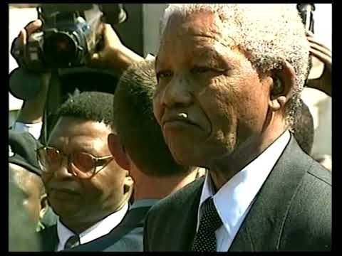 Albert Nyathi performs for  Nelson Mandela