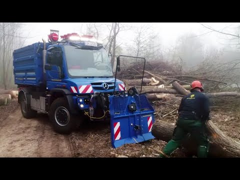 Kraftpaket Mercedes-Benz Unimog U 530 im Garten- und Landschaftsbau in Aktion bei RKF Bleses