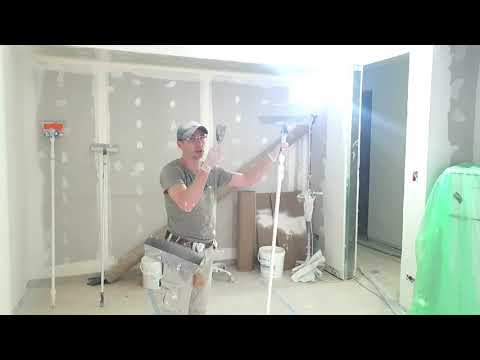 Graco Mark X. Механизированное нанесение шпаклёвки из бункера.