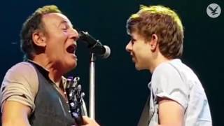 Bruce Springsteen brings young fan up onstage to perform &#39;Growin&#39; Up&#39; with him
