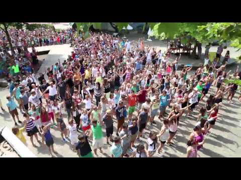 Hunderte Schüler überraschen Rektor mit Flashmob