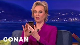 Jane Lynch's Love/Hate Relationship With Siri