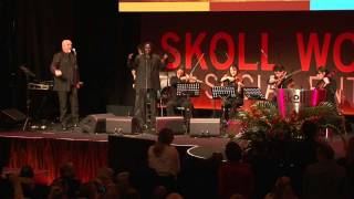 Peter Gabriel and Baaba Maal perform Biko as tribute to Archbishop Desmond Tutu at Skoll World Forum