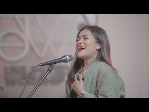 Dewi Guna -  Roh Kudus Kau Hadir Disini