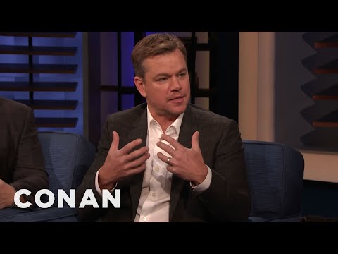為什麼馬特-達蒙簽了這麼多的簽名 - CONAN在TBS上的簽名 (Why Matt Damon Signs So Many Autographs - CONAN on TBS)